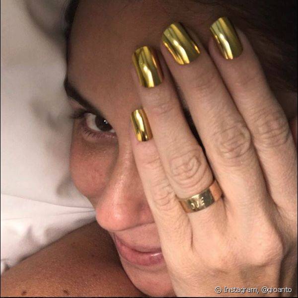 No Instagram, Giovanna Antonelli também mostrou o look de Carnaval, com as unhas pintadas com esmalte metalizado (Foto: Instagram @gioanto)